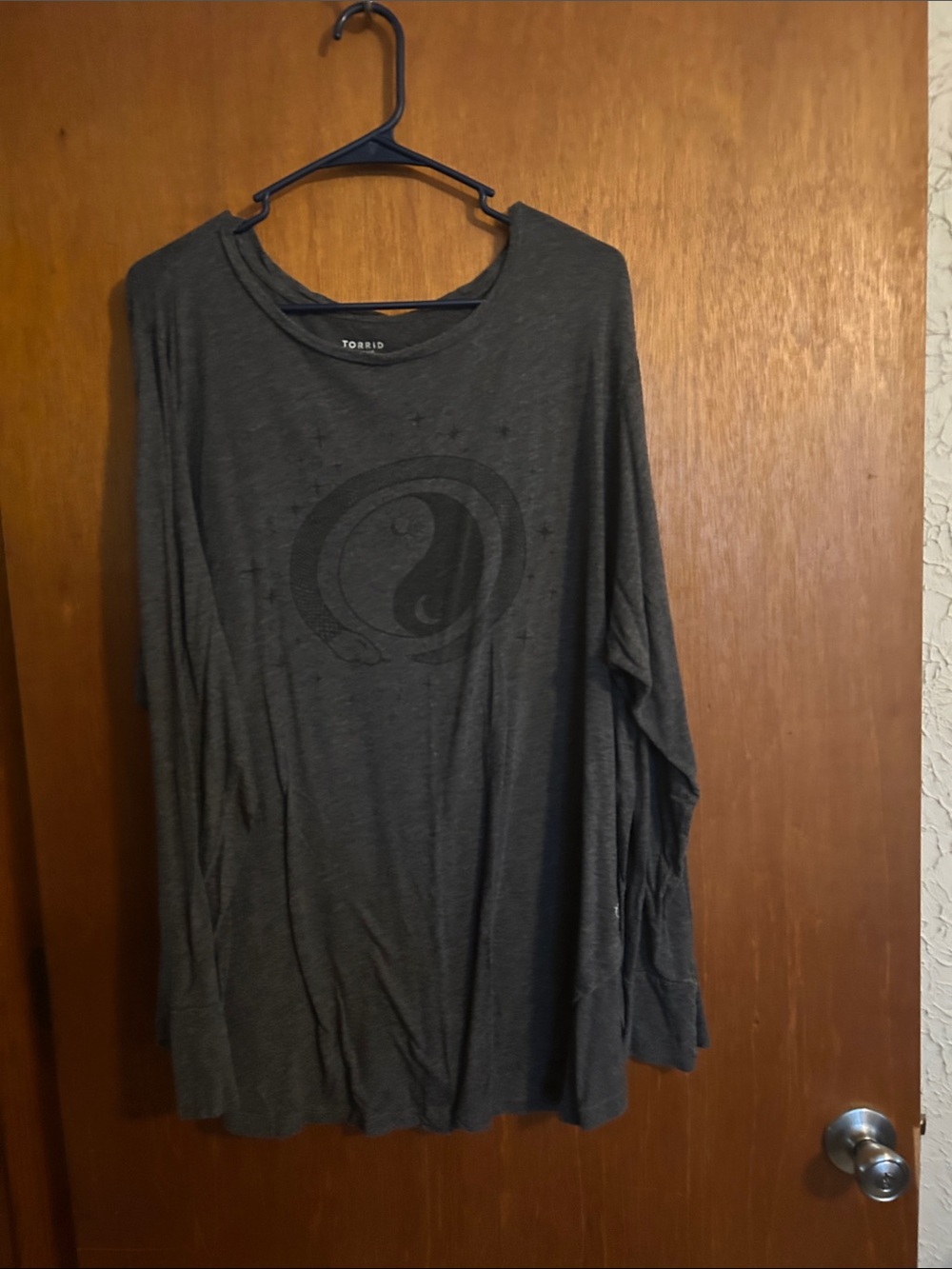 torrid Dark Gray Long Sleeve Graphic Tee with Yin Yang Motif